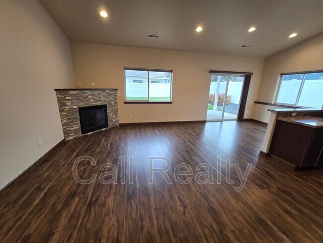 Building Photo - 4414 E Fairview Ave