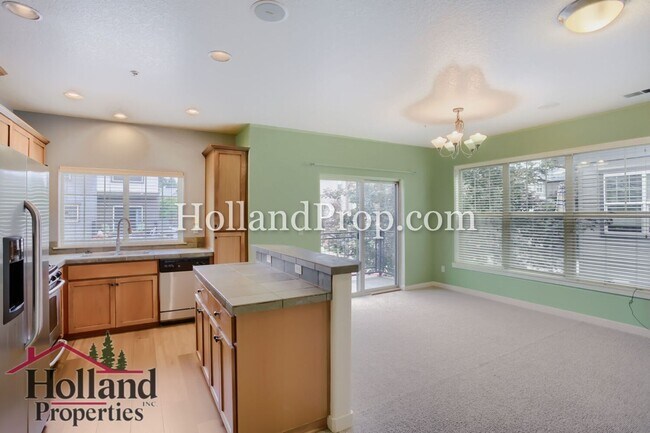 Building Photo - Lovely Condo with 2 primary suites in Hillsboro