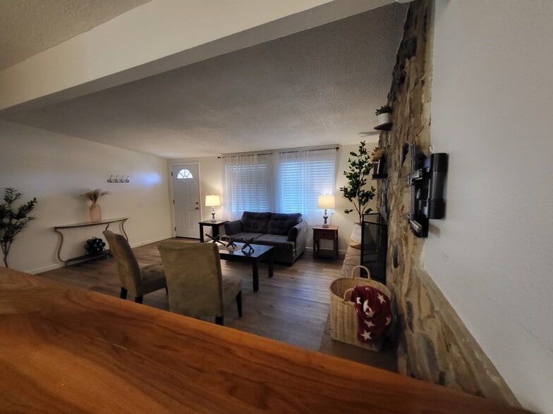 Building Photo - 14972 La Brisa Rd