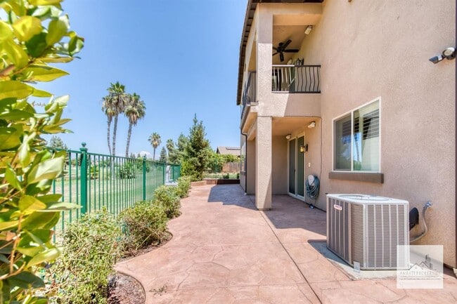 Building Photo - Beautiful 4 bedroom home on the Golf Course!