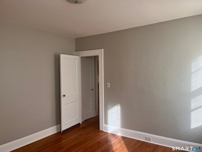 Building Photo - 460 Anson St