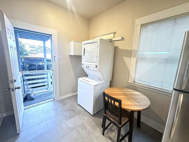 Building Photo - 1522