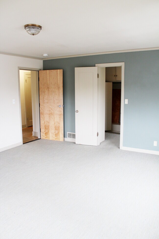 Building Photo - 905 NE C St