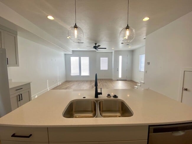 Building Photo - 2664 E Gray Birch Dr