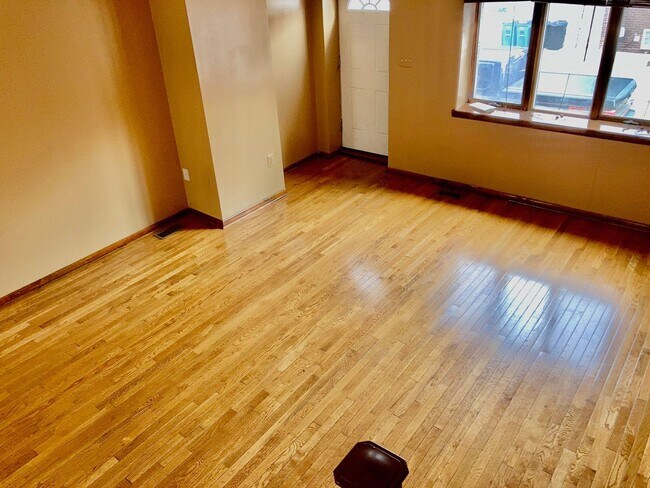Building Photo - Marconi Plaza 3bd/2bth w/ Parking on Uniqu...