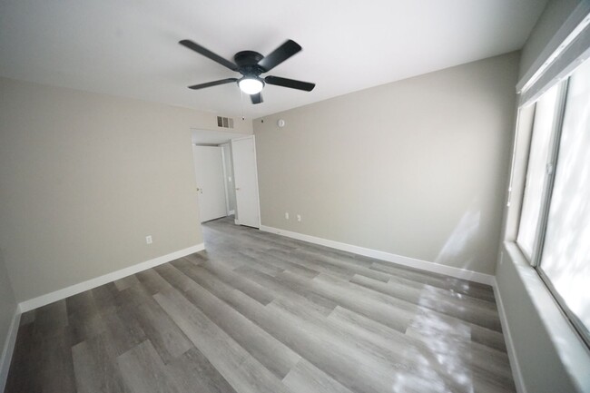 Building Photo - SHOWINGS AVAILABLE NOW