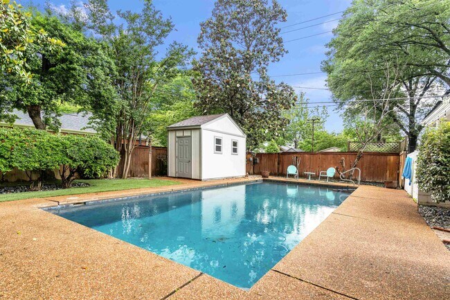 Building Photo - 185 Alexander St