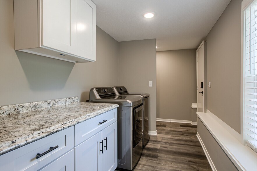 Building Photo - 7105 N Walnut St