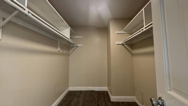 Building Photo - Custom Built 5 Bedroom 3 Bathroom Home in ...