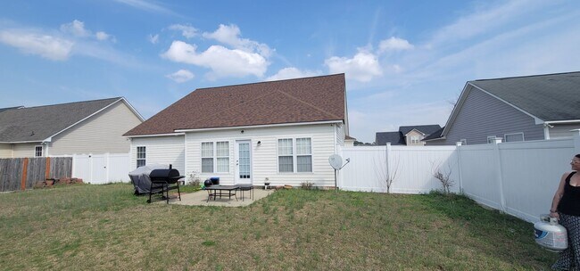 Building Photo - 4 Bedroom, 3 Full Bath with Bonus Home Boasting 2000+ Sq Ft