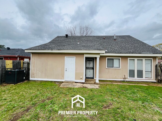 Building Photo - 3-Bedroom Single-Family Home for Rent in Memphis, TN - Vaulted Ceilings & Fenced Yard