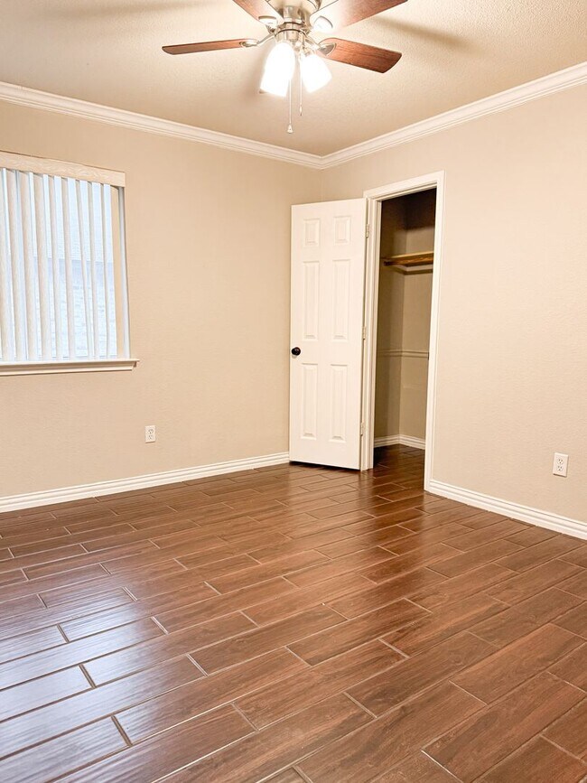 Building Photo - Move-In Special!  $$