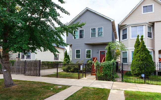 Building Photo - 3138 N Sawyer Ave