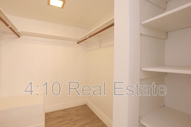 Building Photo - 951 E Leeward Ln