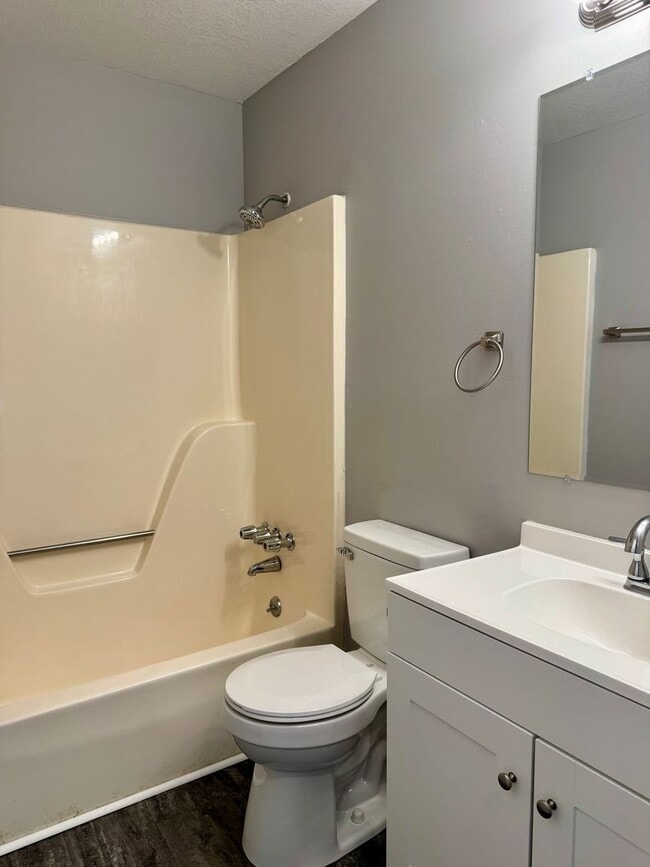 Building Photo - Charming 3-bedroom, 2-bathroom house with 1 Car Garage!