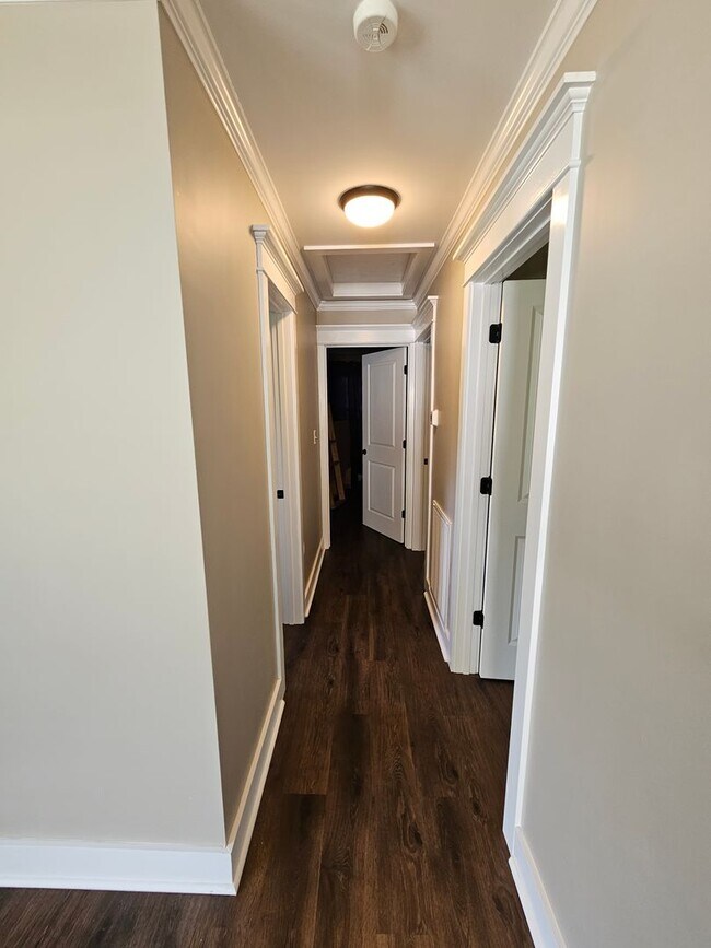 Building Photo - Well Maintained 3 Bedroom Home In The City