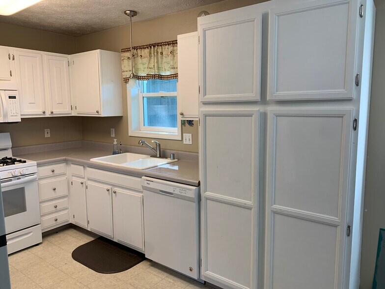 Open kitchen / dining room - 1054 S Lucas Way
