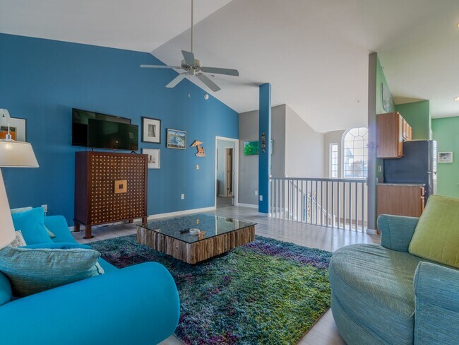 Building Photo - YEAR ROUND RENTAL- FURNISHED - 3 BEDROOM CONDO - WOODS COVE