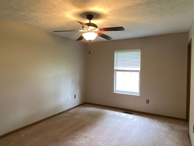 Building Photo - Three Bedroom Home w/ 2.5 Baths and 2 Car ...