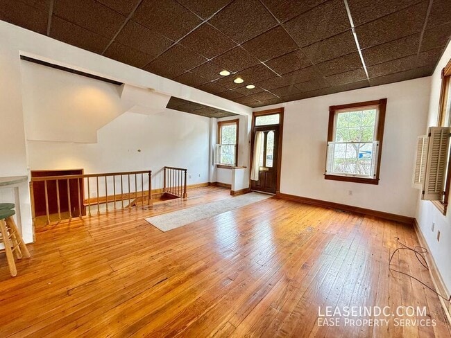 Building Photo - 725 Independence Ave SE
