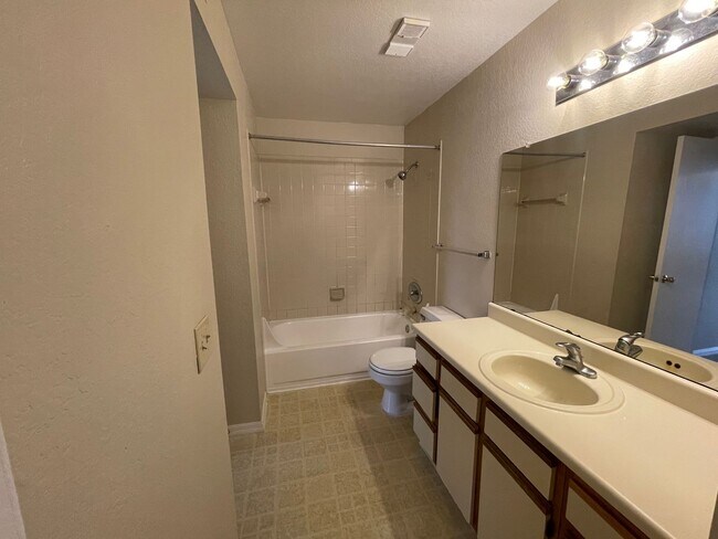 Building Photo - 2br/2ba Tradewinds Condo with Black Applia...