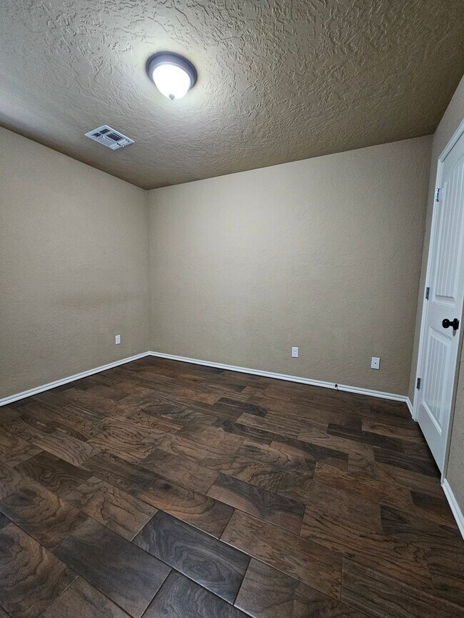 Building Photo - (3) Bed/(2) Bath in SW Moore Avail Early June!