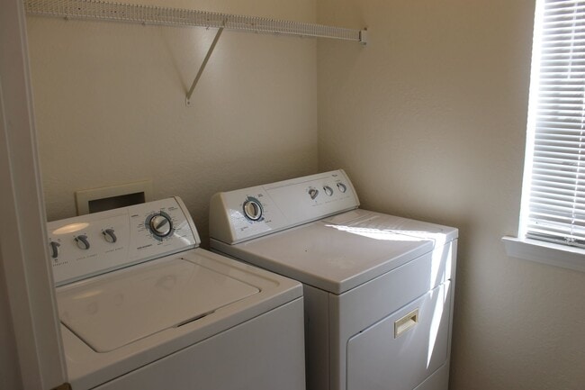 Building Photo - Three Bedroom Townhome in University Park with Balcony