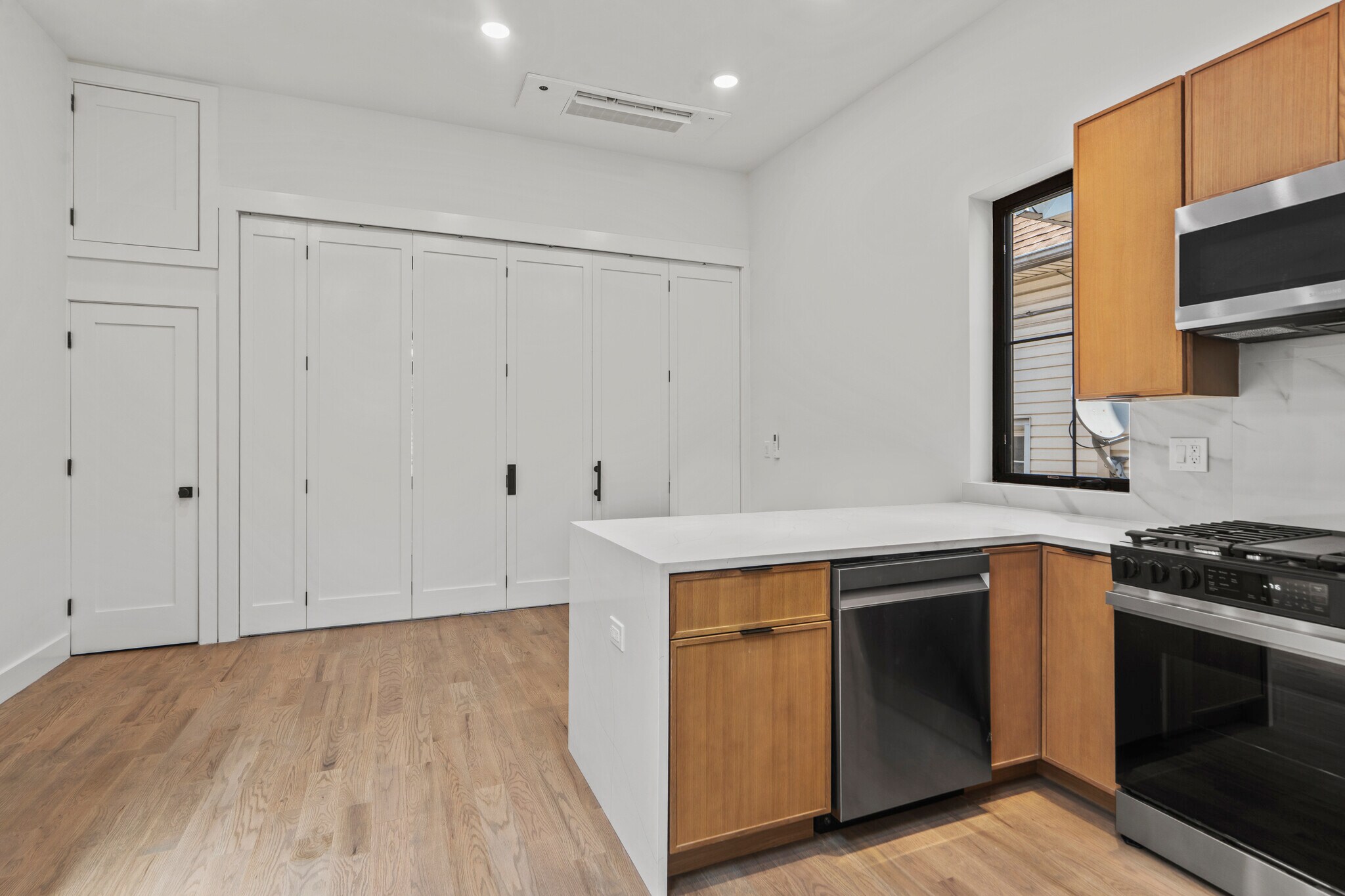 Building Photo - 41 47th St