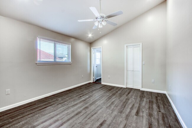 Building Photo - Newly Renovated 2 Bedroom 2 Bath Condo / Gated Parking / East Dallas