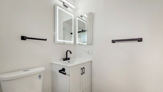 Building Photo - Updated Rambler in Prime Kirkland Location