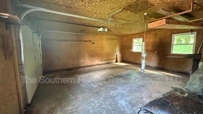 Building Photo - 1305 Ridgeway Cir