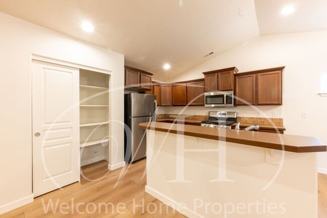 Building Photo - Single Story 3 Bedroom Home with Gas Fireplace and Covered Patio