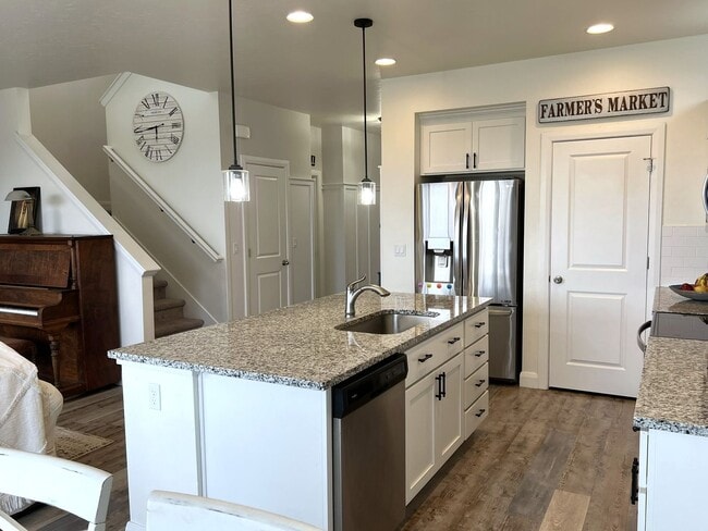 Building Photo - Welcome to this charming 3 bed 2.5 bath home with access to a community pool, just off Deer Flat ...