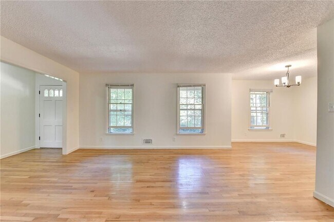 Building Photo - 2628 Whitehurst Dr