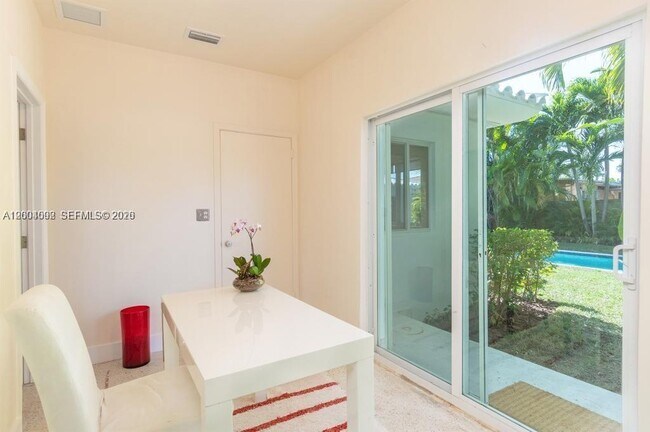 Building Photo - 1123 Bay Dr