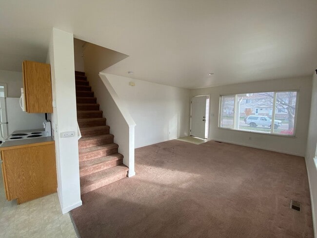 Building Photo - Bright & Inviting Wellington Townhome