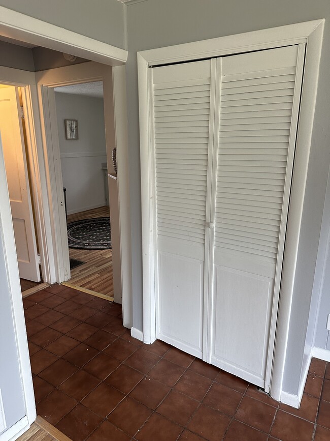 Building Photo - 476 Lakeview Terrace