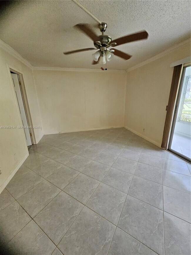Building Photo - 559 Mansfield M