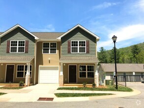 Building Photo - Newer End Unit in Mill Creek