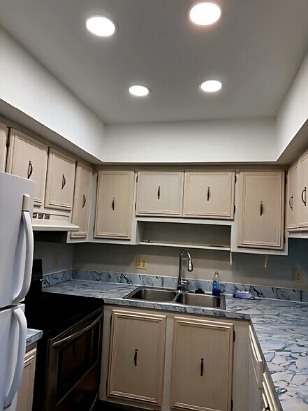 Kitchen - 22333 Edgewater Dr