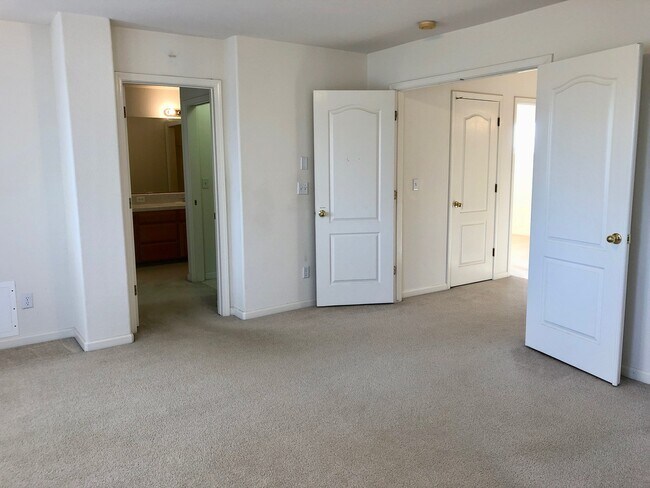 Building Photo - $2,595 Bullard & Polk, 4 Bedroom Home - W. Roberts Ave, Fresno