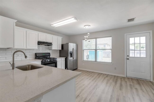 Building Photo - 3207 Barksdale Dr