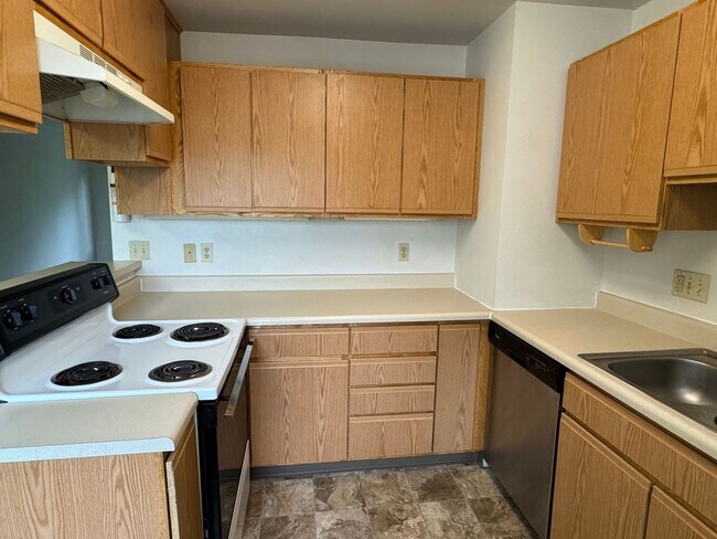Building Photo - APPLY NOW, AND GET A $300 DISCOUNT ON YOUR...
