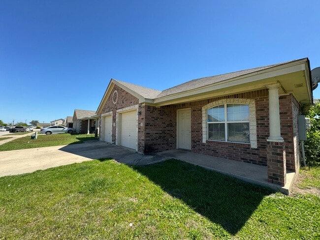 Building Photo - 1204 Cinch Dr