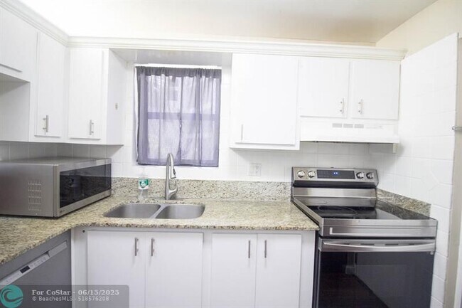 Building Photo - 2316 S Cypress Bend Dr