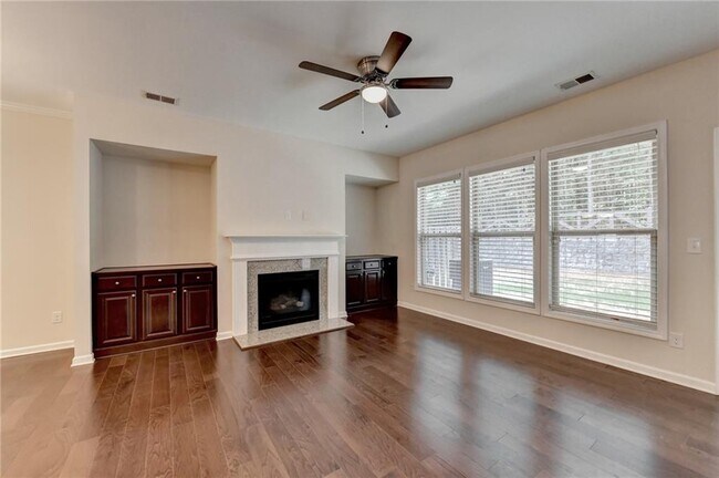 Building Photo - 2152 Greencrest Cir