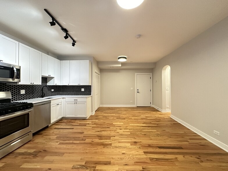 Building Photo - 643 W Wrightwood Ave