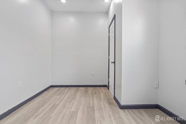 Building Photo - 211 N 13th St