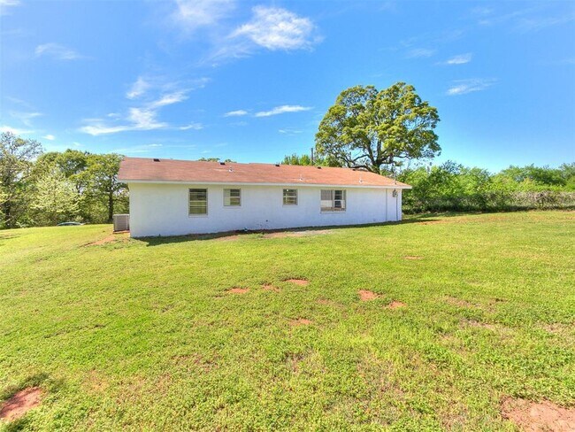 Building Photo - 502 N Oak St