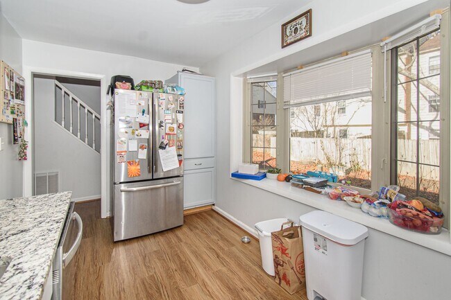 Building Photo - Charming 3 Bed 3.5 Bath Townhome